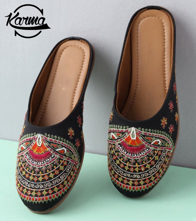 Fancy Embroidered Khoosa Pair - KarmaOnline